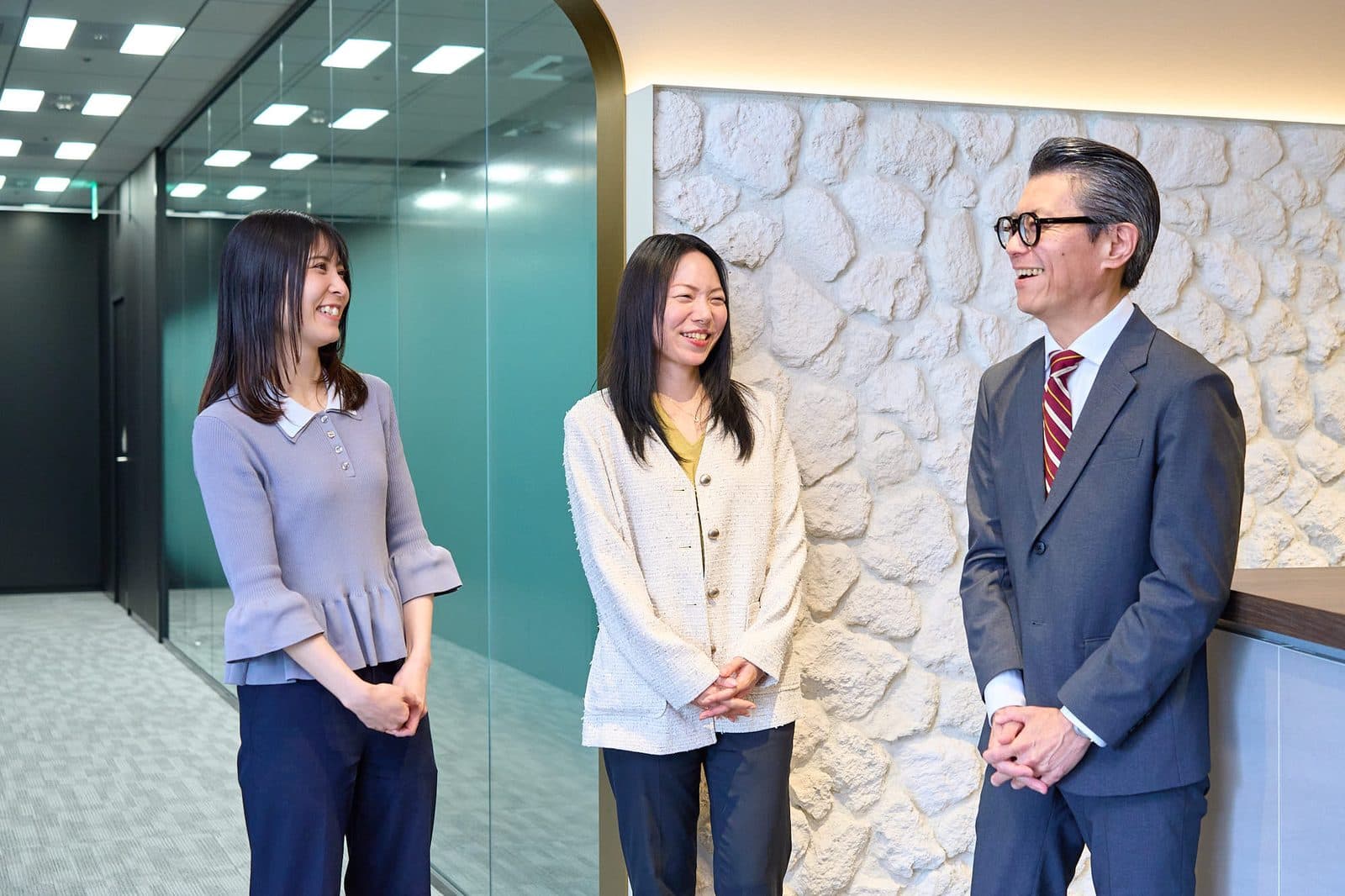 談笑する社員