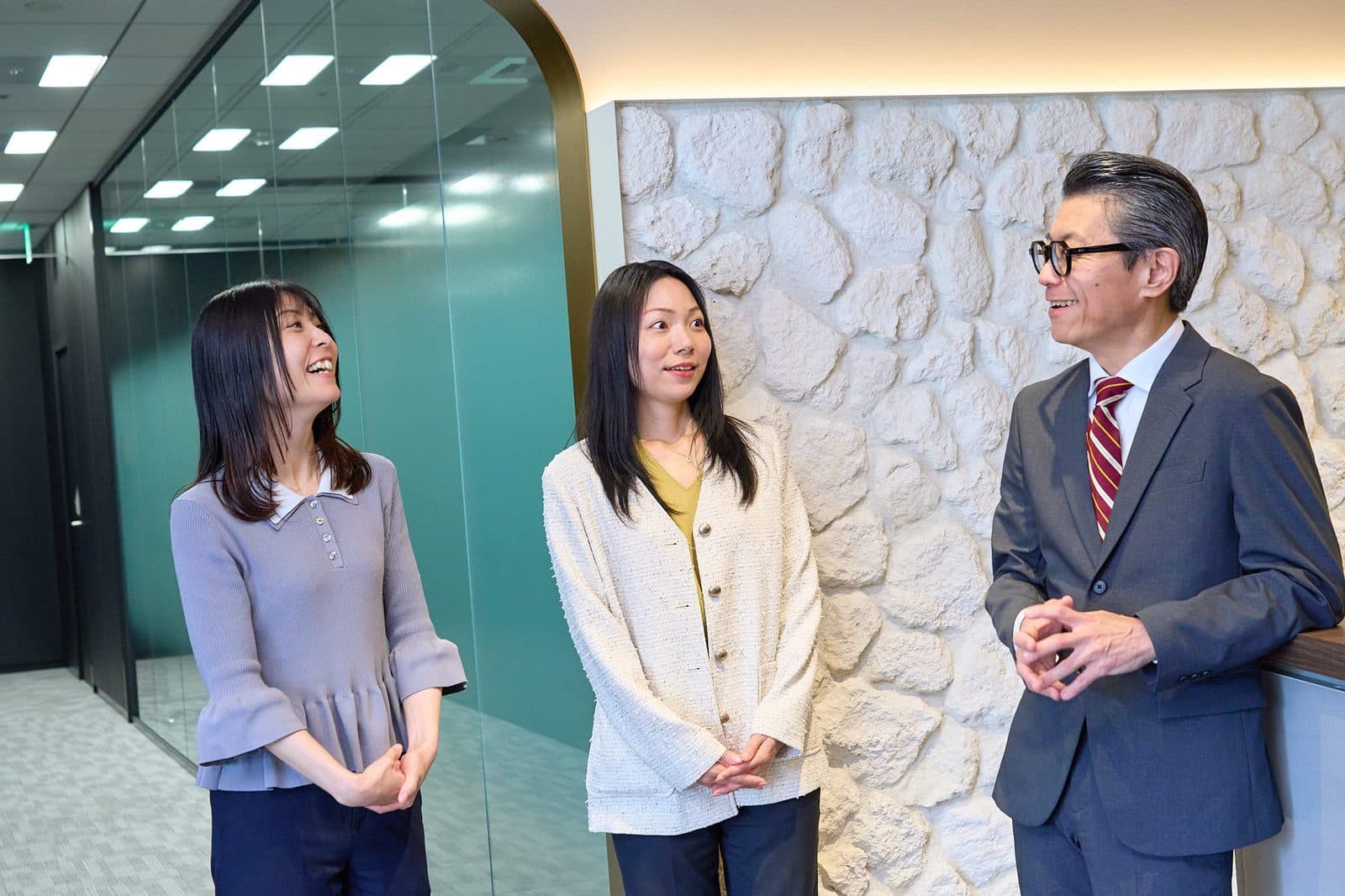 談笑する社員